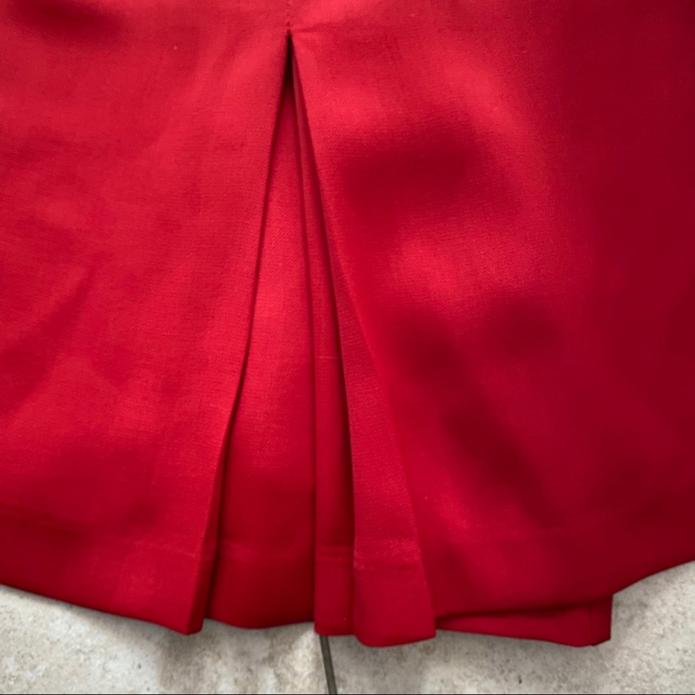 Red shorts - Picture 4 of 9